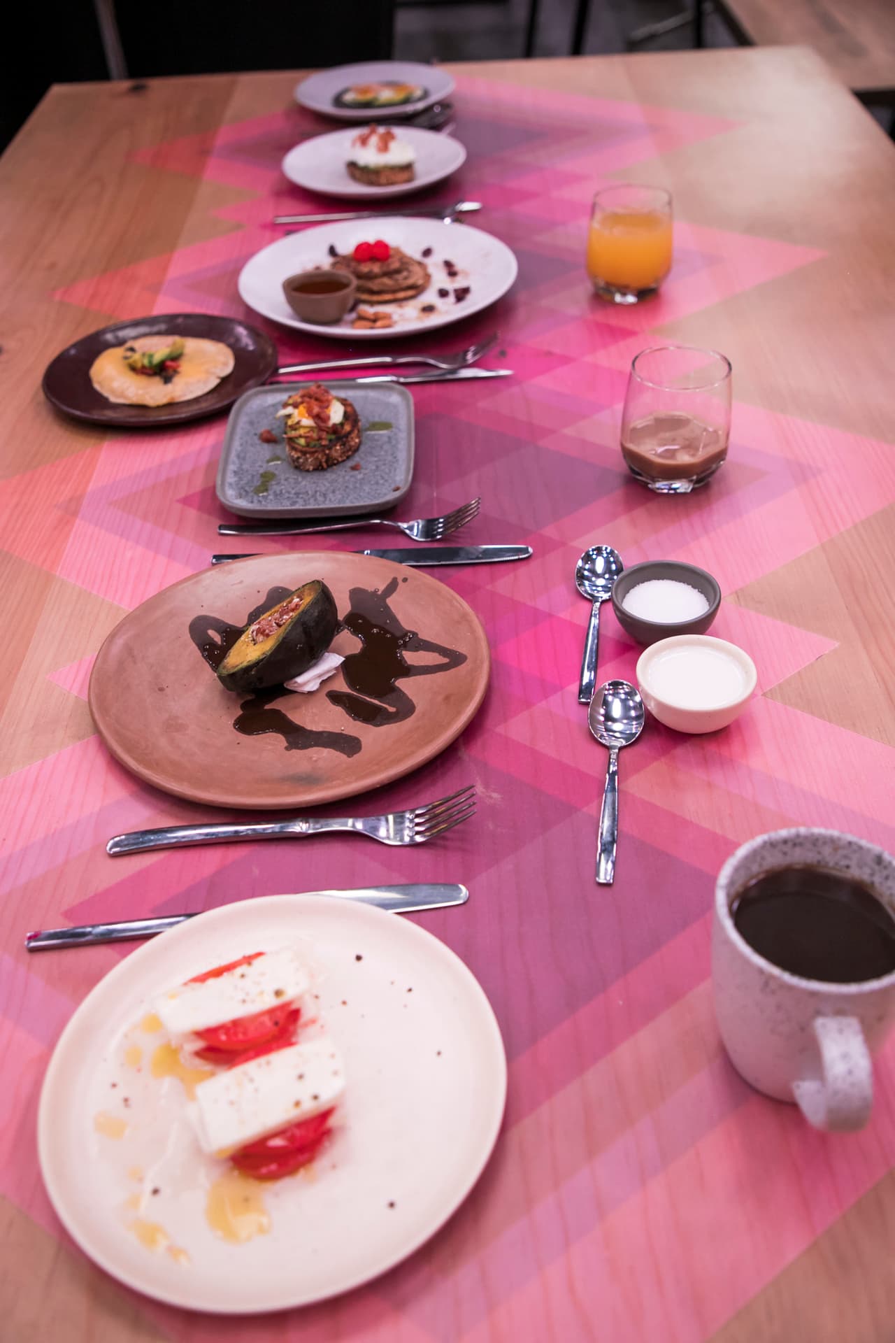 El menú de la familia Gudiño consistió en hot cakes de avena, huevo poché, ensalada caprese, huevo de codorniz con pan, en una cama de aguacate y tocineta. Los jueces encontraron un pedazo de plástico dentro de los hot cakes, lo que provocó severas críticas.