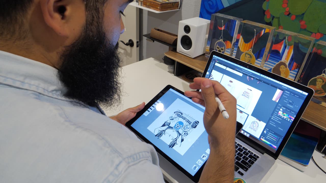 Rubén Darío Villa en su escritorio de casa donde deja que la imaginación fluya y diseña los gráficos que gusta.
<br>