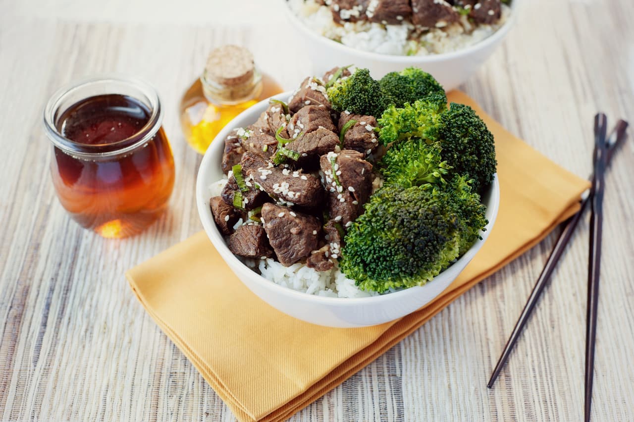 Bowl Honey Forest, con arroz, carne de res y brócoli, por Laura Fuentes.