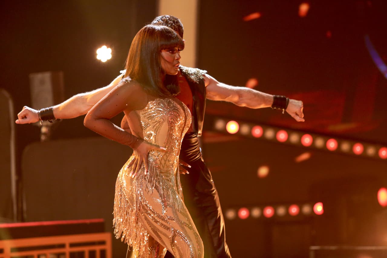 Ambos prendieron la pista con sus pasos sensuales y muy juntitos.