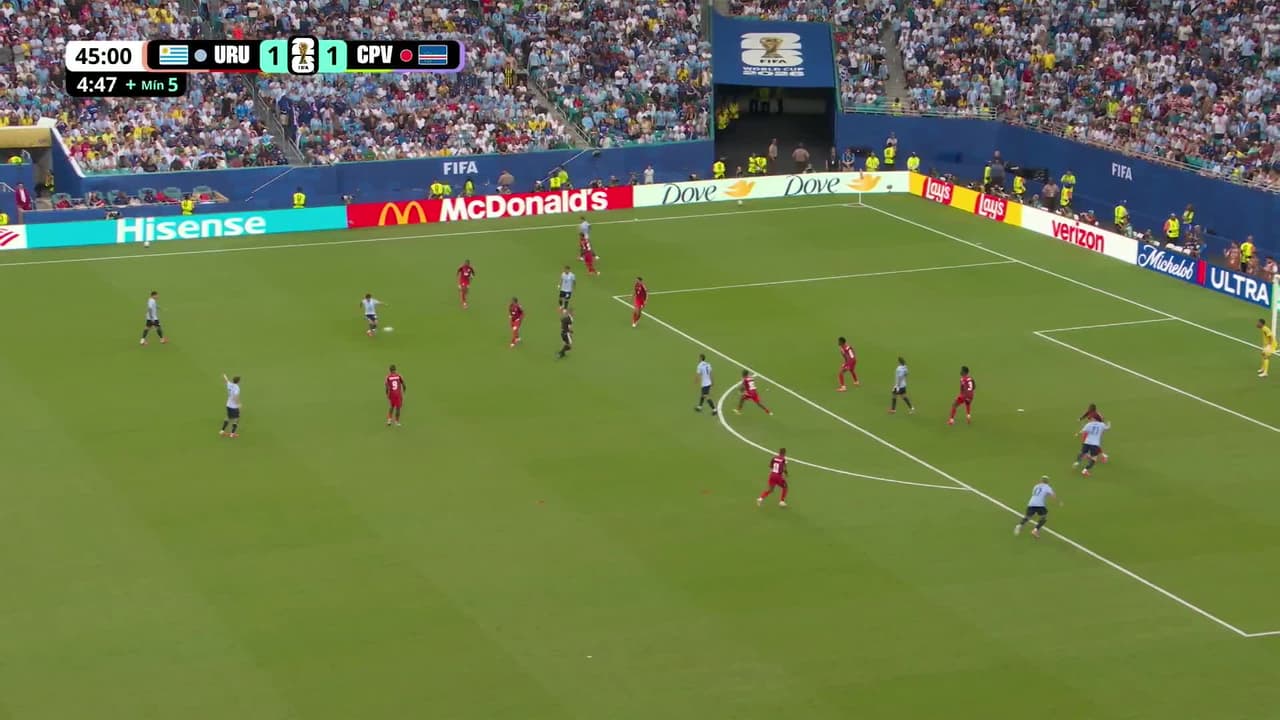 ¡GOL!  anota para Uruguay. Agustín Canobbio