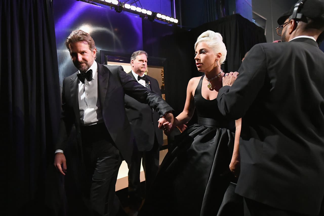 Arriba del escenario y tras bambalinas, Lady Gaga y Bradley Cooper estuvieron juntos y los rumores sobre un posible romance no se hicieron esperar.
