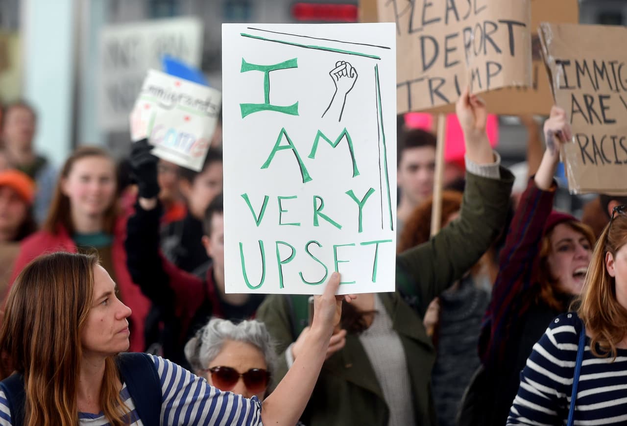 Manifestantes se reunieron en el aeropuerto internacional de San Francisco para protestar contra la orden ejecutiva firmada por el presidente Donald Trump que prohíbe la entrada de inmigrantes de siete países con mayoría musulmana a Estados Unidos durante los siguientes 90 días.