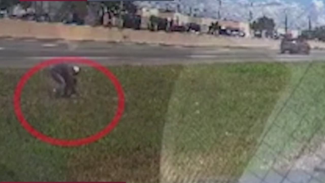 Un niño pequeño que estaba a punto de cruzar una autopista es rescatado en Texas