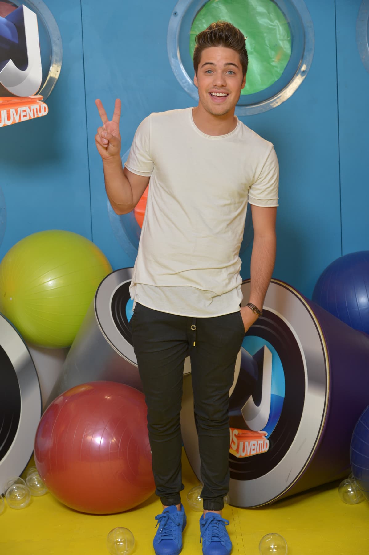 El joven conductor se la pasó bromeando y con la mejor actitud.