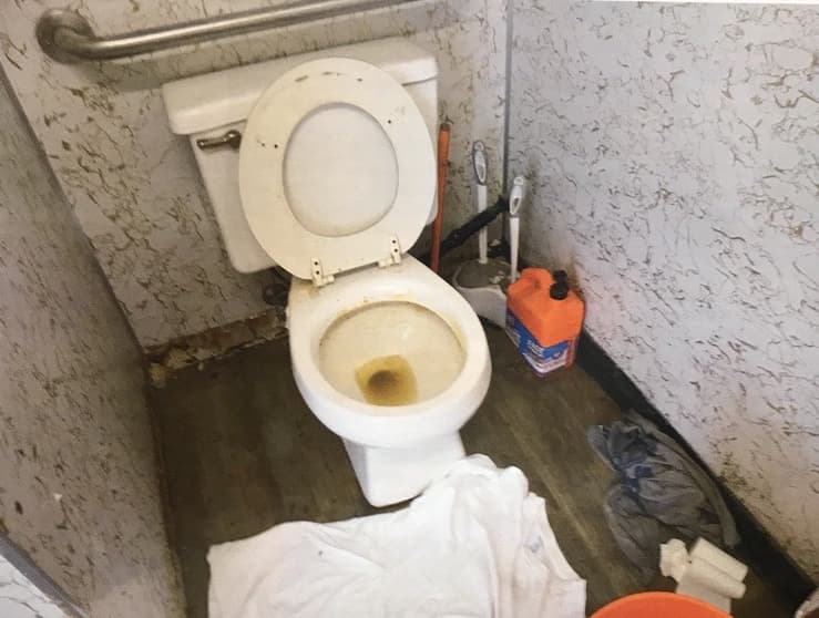 De acuerdo con documentos judiciales, los trabajadores tenían “acceso limitado” a sanitarios y duchas. En estas condiciones encontraron los detectives uno de los baños.