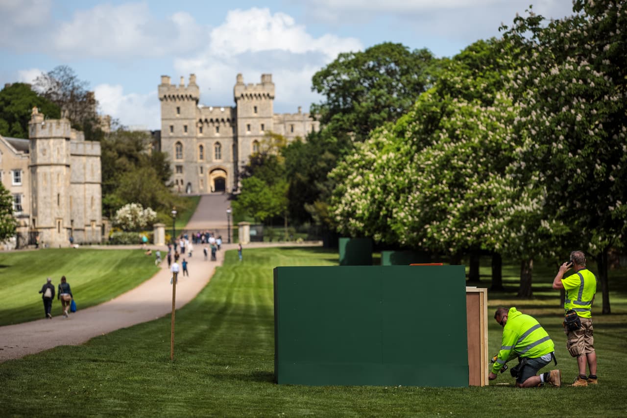 Luego, la pareja asistirá a una recepción ofrecida por al 
<b>Reina Isabel II</b> en el 
<b>St. George’s Hall</b> y finalmente, otro evento nocturno con 200 invitados entre amigos y familiares, organizado por el 
<b>Príncipe Carlos</b>. 
<br>