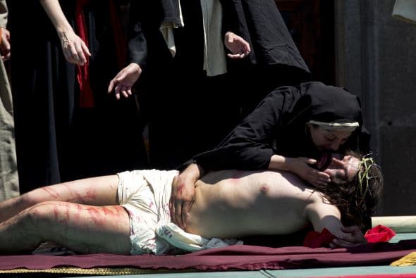 Actualmente la estaciones generalmente se colocan en intervalos en las paredes de la iglesia o en lugares reservados para la oración.