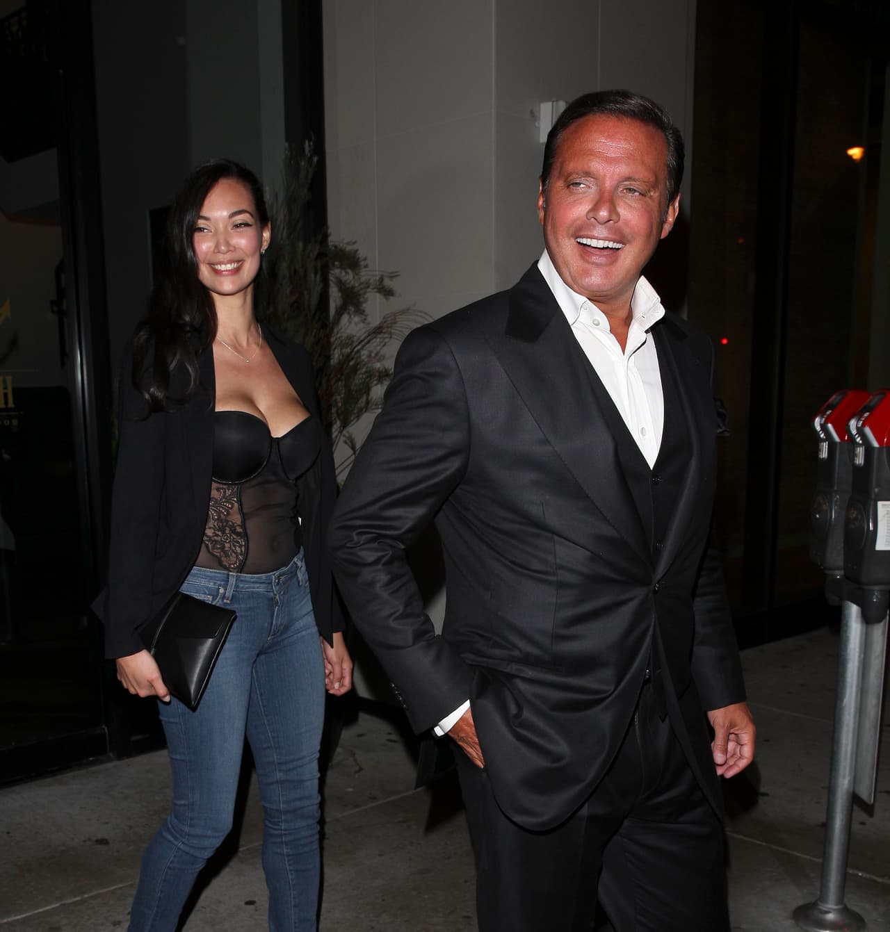 Luis Miguel fue captado con una nueva mujer saliendo de una cena en Los Ángeles el 23 de mayo. El cantante tomó de la mano a su acompañante, la abrazó por la cintura y le abrió la puerta de su Rolls Royce como todo un caballero antes de partir del restaurante Catch.