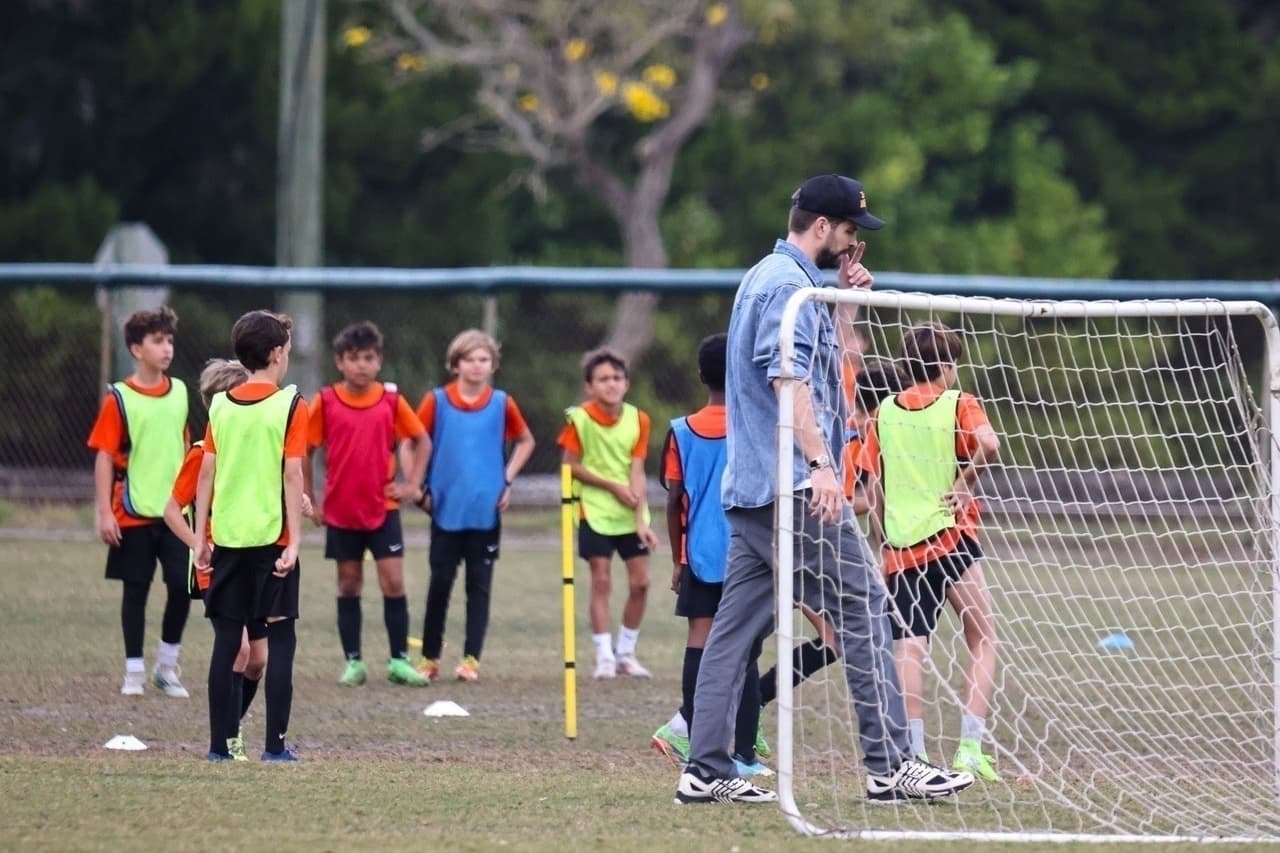 Piqué lleva a sus hijos a su entrenamiento de futbol en Miami.