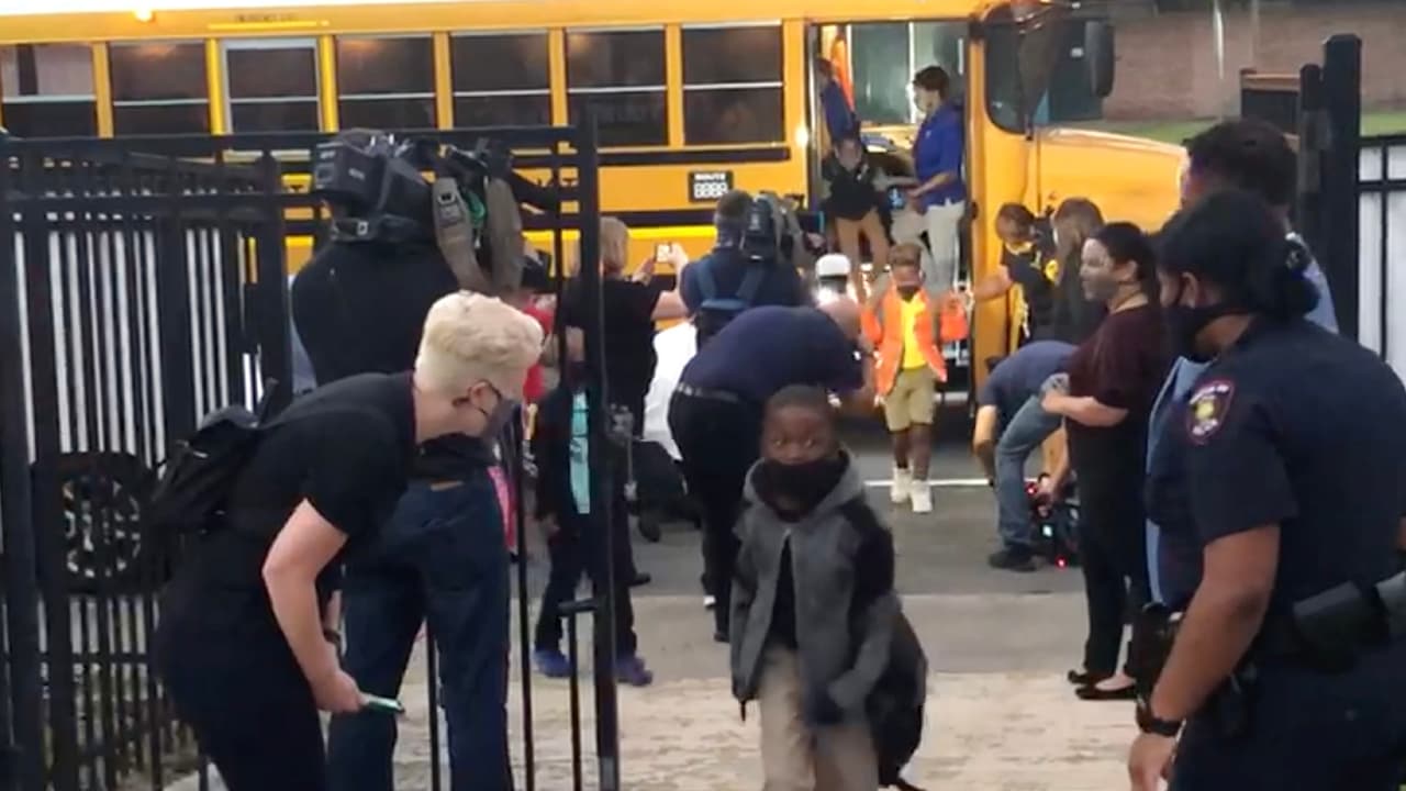 Para poder regresar a los salones de clases, HISD elaboró un plan que dice garantizar la seguridad de los niños.