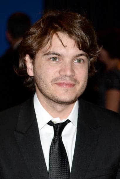 Emile Hirsch, a quien seguramente le duró muy poquito esa cara de seriedad.