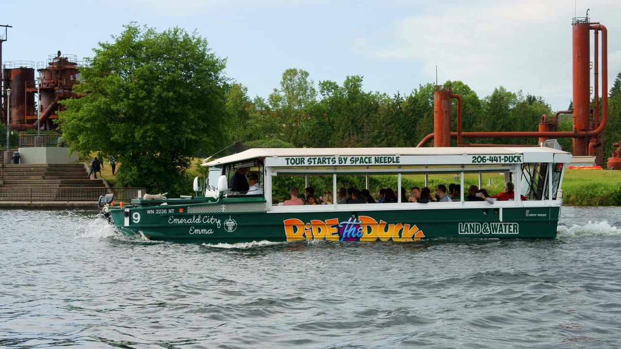 Según el 
<b><a href="https://www.washingtonpost.com/news/retropolis/wp/2018/07/22/how-the-world-war-ii-amphibious-duck-vehicle-evolved-into-an-american-tourist-staple/?noredirect=on&utm_term=.3741f7443c85" target="_blank">Washington Post</a></b>, el primero de sus operadores civiles, la compañía Original Wisconsin Ducks, inició sus operaciones en 1946 y hoy opera un total de 92 'duck boats' ofreciendo idílicos paseos por las aguas plácidas del rio Wisconsin.