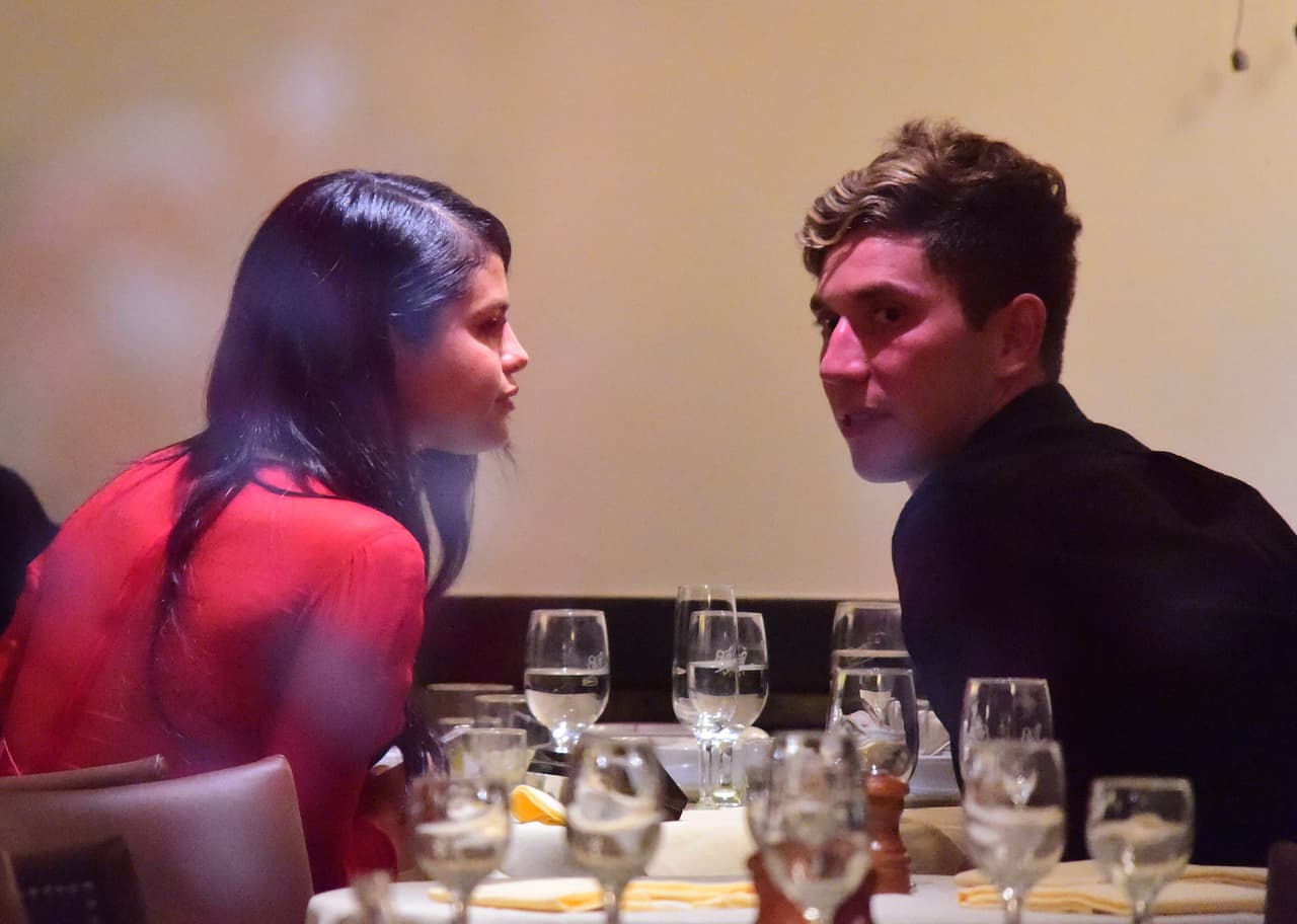 La noche estuvo llena de buenos momentos, sobre la mesa se veían copas y más copas, ¿de vino?