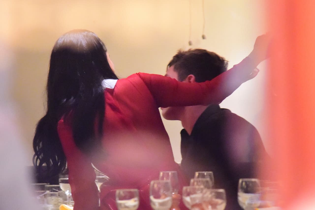 'Sel' se mostró súper atrevida y él un poco tímido. Se dice que ellos lograron conocerse gracias a que Gigi Hadid la hizo de Celestina.