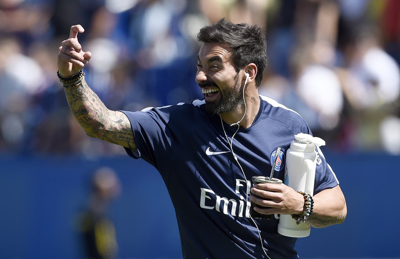 Lavezzi enseña de más en polémica foto que circula en redes sociales