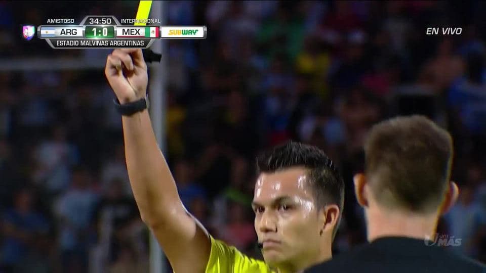 Tarjeta amarilla. El árbitro amonesta a Santiago Ascacibar de Argentina
