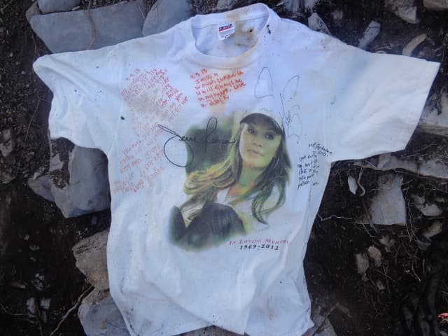 En el momento en que Jesse Lechuga estuvo ahí, había una playera que la familia Rivera dejó en el lugar con diferentes mensajes.