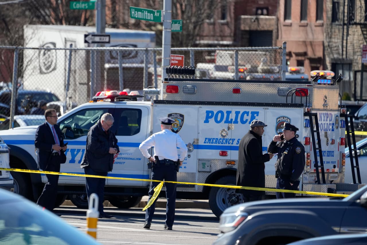 Arrestan a un hombre por amenazar con un cuchillo a un integrante de la producción de ‘Miami Vice 85’ en Brooklyn