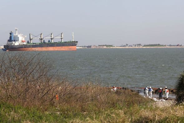 Continúan las labores de limpieza tras derrame de petróleo