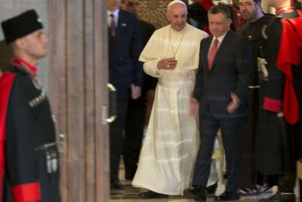 Francisco camina junto alo Rey de Jordania, Abdalá II.