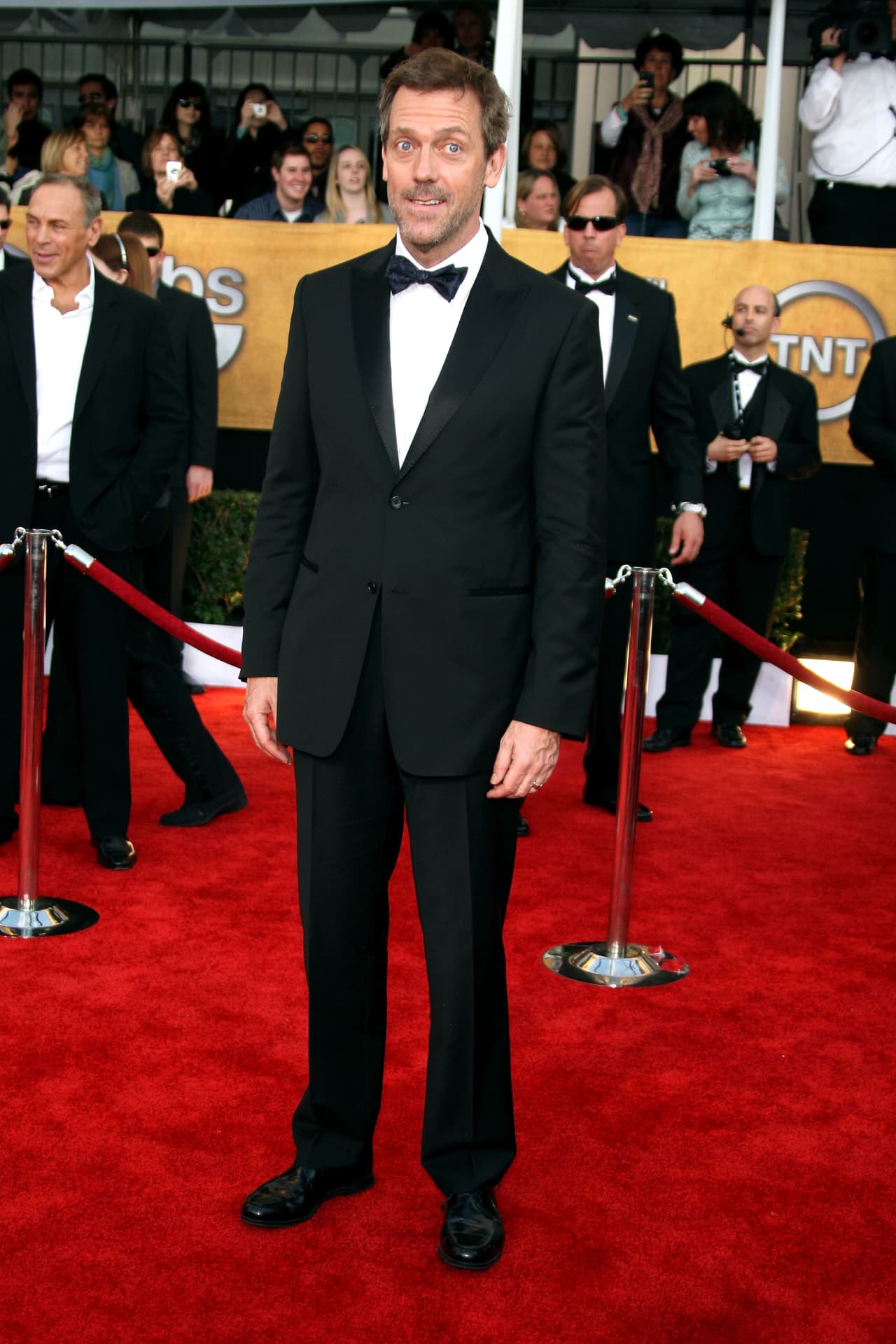 Un famoso más que realmente sabe de idiomas es el actor, humorista, músico y escritor Hugh Laurie.