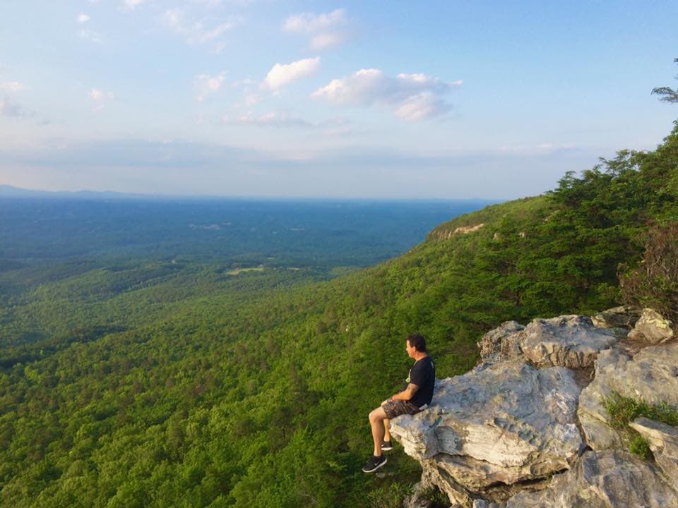 <b>Hanging RocK State Park</b>
<br>
<b>Sitio web</b>:
<a href="https://www.ncparks.gov/state-parks/hanging-rock-state-park">https://www.ncparks.gov/state-parks/hanging-rock-state-park</a>
<br>
<b><a href="https://maps.app.goo.gl/yDxudu2PR3E4mmwS7">Cómo llegar</a> </b>
<br>
<br>Ubicado en el condado de Stokes, a 30 millas al norte de Winston-Salem,
<b><a href="https://www.univision.com/local/north-carolina-wuvc/vistas-espectaculares-carolina-del-norte-fotos">el Parque Estatal Hang Rock comenzó como un proyecto del Civilian Conservation Corps y se ha convertido en un parque que ofrece cada parte de una experiencia tradicional al aire libre</a></b>.