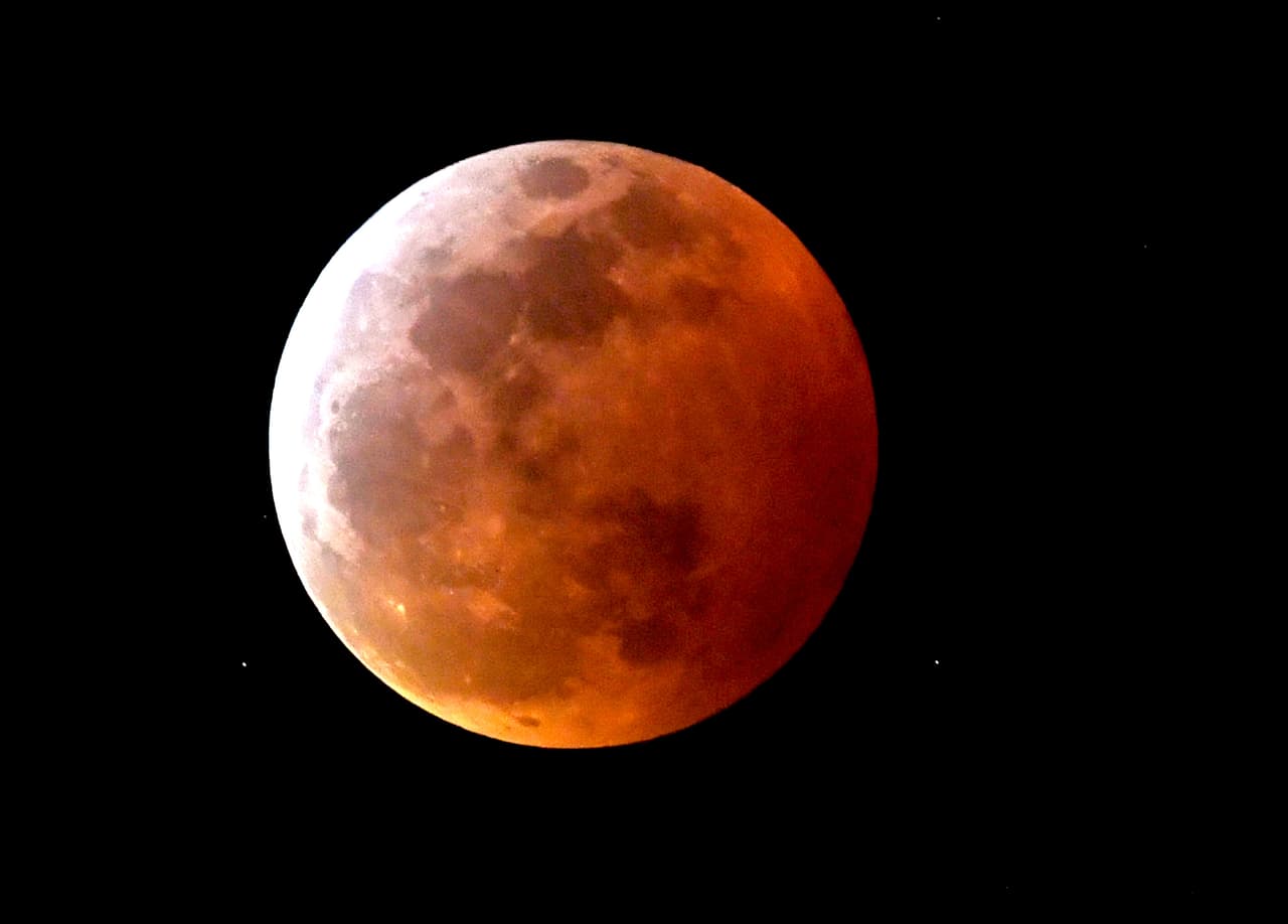 La super luna durante el eclipse lugar total que nos dejó ver la 'luna de sangre'.