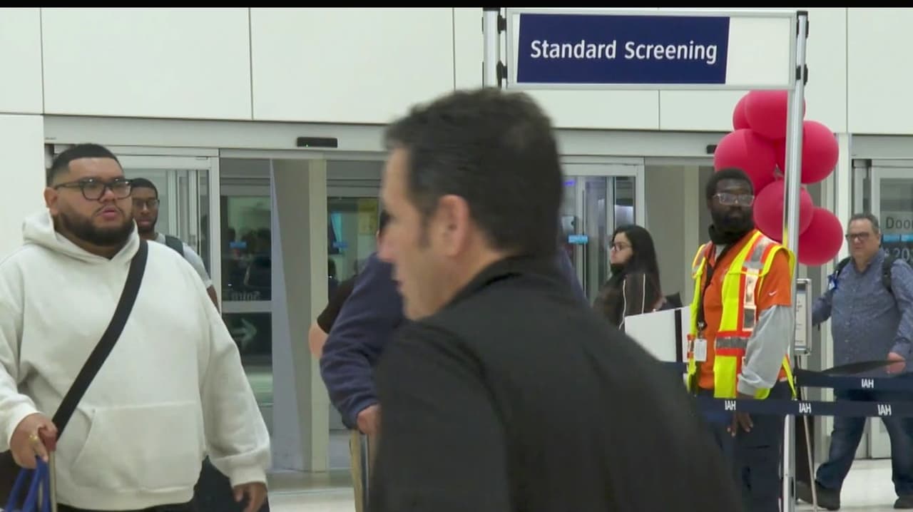 A pesar del inminente pago a los agentes de la TSA, las largas filas persisten en el Aeropuerto George Bush