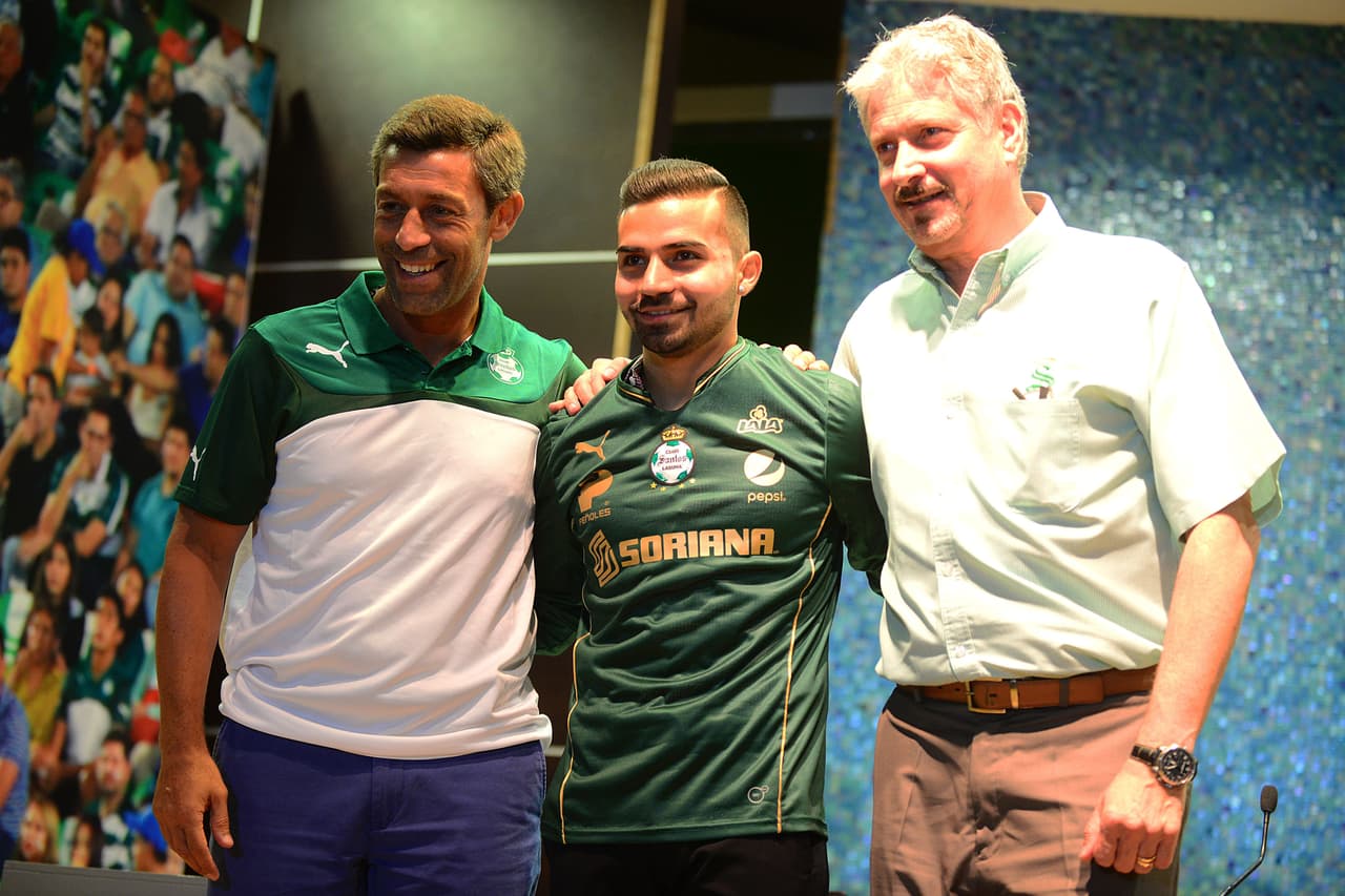 Rabello fue presentado como jugador de Santos