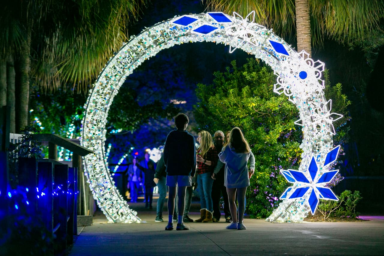 En los senderos encuentras creaciones navideñas muy llamativas para tomarte fotos navideñas que puedes compartir con familiares y amigos y te sirven hasta para crear tarjetas.