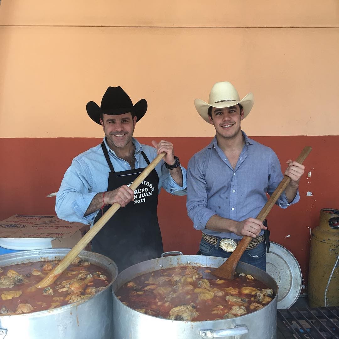 Esta imagen se hizo viral en las redes sociales y levantó hasta las más bajas pasiones de las seguidoras de 
<b><a href="http://www.univision.com/temas/eduardo-capetillo">Eduardo</a></b>, pues así demostraba que su hijo era ya todo un hombre.