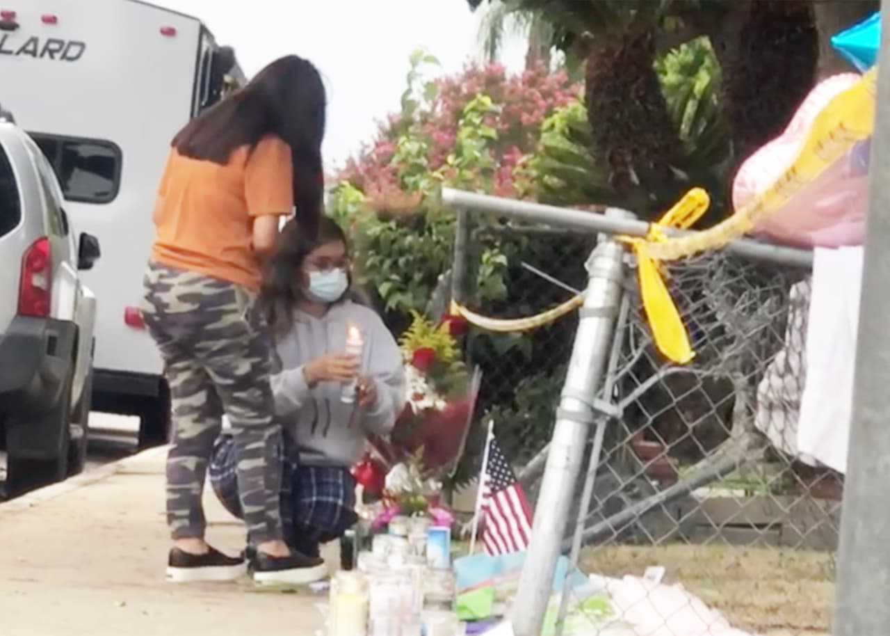 Durante la jornada del lunes, decenas de personas, entre familiares, amigos de la familia Ramírez Vásquez se acercaron a la casa donde el domingo
<b><a href="https://www.univision.com/local/fresno-kftv/viviana-ramirez-madre-hispana-murio-hijos-durante-enfrentamiento-valle-central-california">un hombre hispano mató a su esposa, </a>sus dos hijos, y a un oficial policial, en la localidad de Wasco, California.</b>