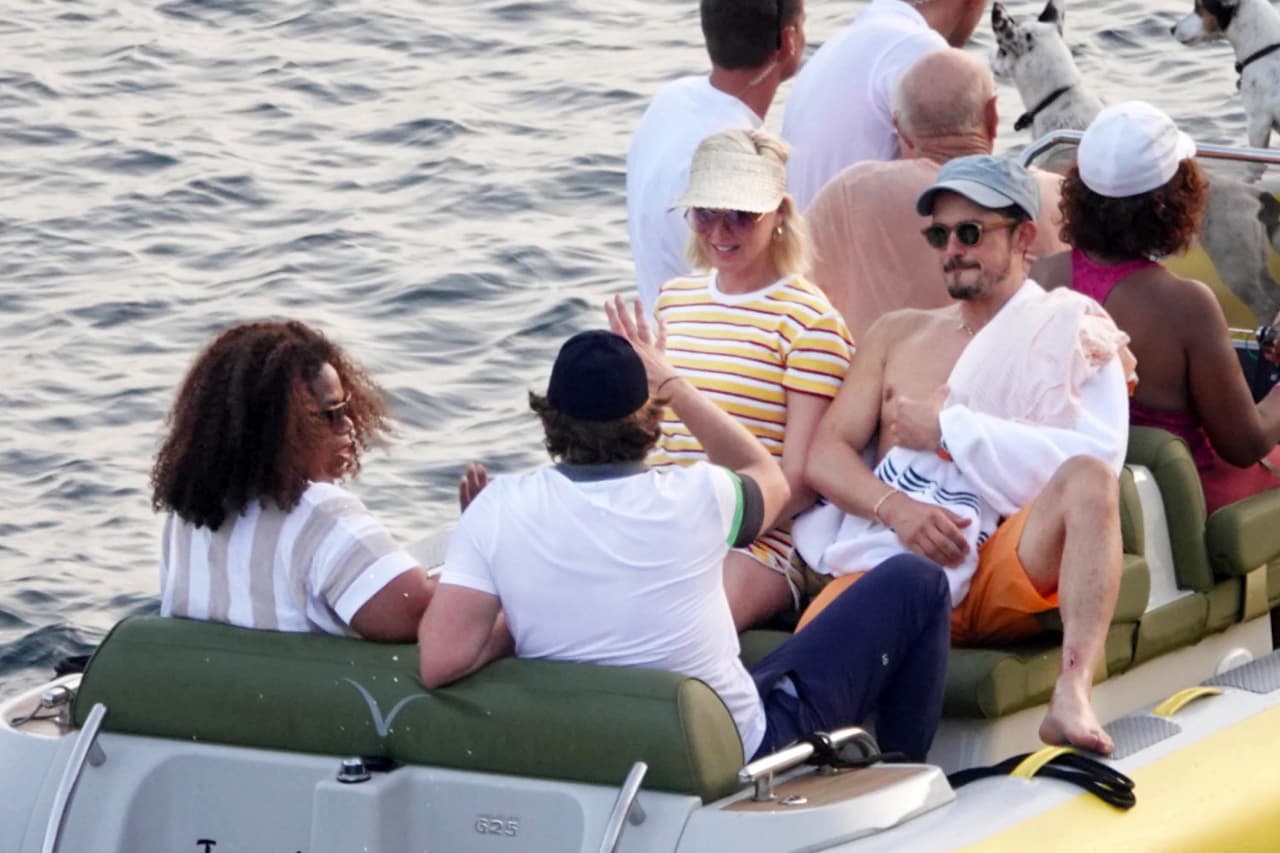 A la pareja se le vio de lo más alegre conociendo las tiendas de esta isla que se encuentra al norte de Sicilia, informó 
<b><a href="https://www.dailymail.co.uk/news/article-7320333/Katy-Perry-gets-hand-Bradley-Cooper-Oprah-strolls-Sheryl-Sandbergs-ex-Bobby-Kotick.html">The Daily Mail</a></b>. Y para ello estuvieron acompañados de 
<b>Bradley Cooper</b> y 
<b>Oprah Winfrey.</b>