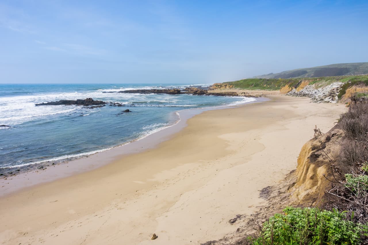 <b>Pescadero State Beach:</b> Esta bella playa está el condado de San Mateo, California, cerca de la ciudad de Pescadero. Con su extensa línea de costa, arena suave y paisajes impresionantes, es un destino popular para aquellos que buscan relajarse y disfrutar de la belleza natural.
<br>
