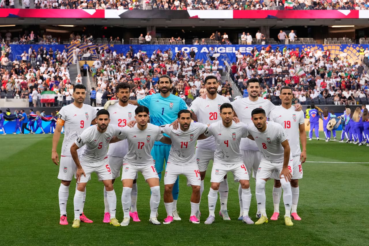 Jugadores iraníes posan para una foto de grupo antes del partido de fútbol del Grupo G de la Copa del Mundo entre Irán y Nueva Zelanda.