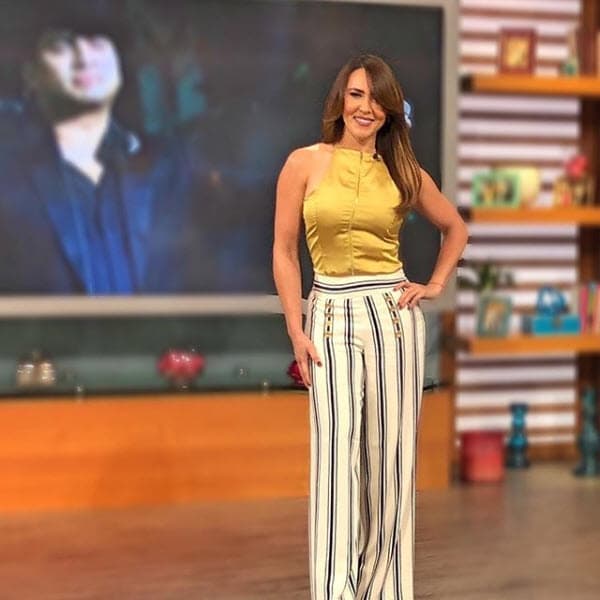 El estilo de esta colombiana en televisión es casual, no importa si utiliza falda, vestido o pantalón.