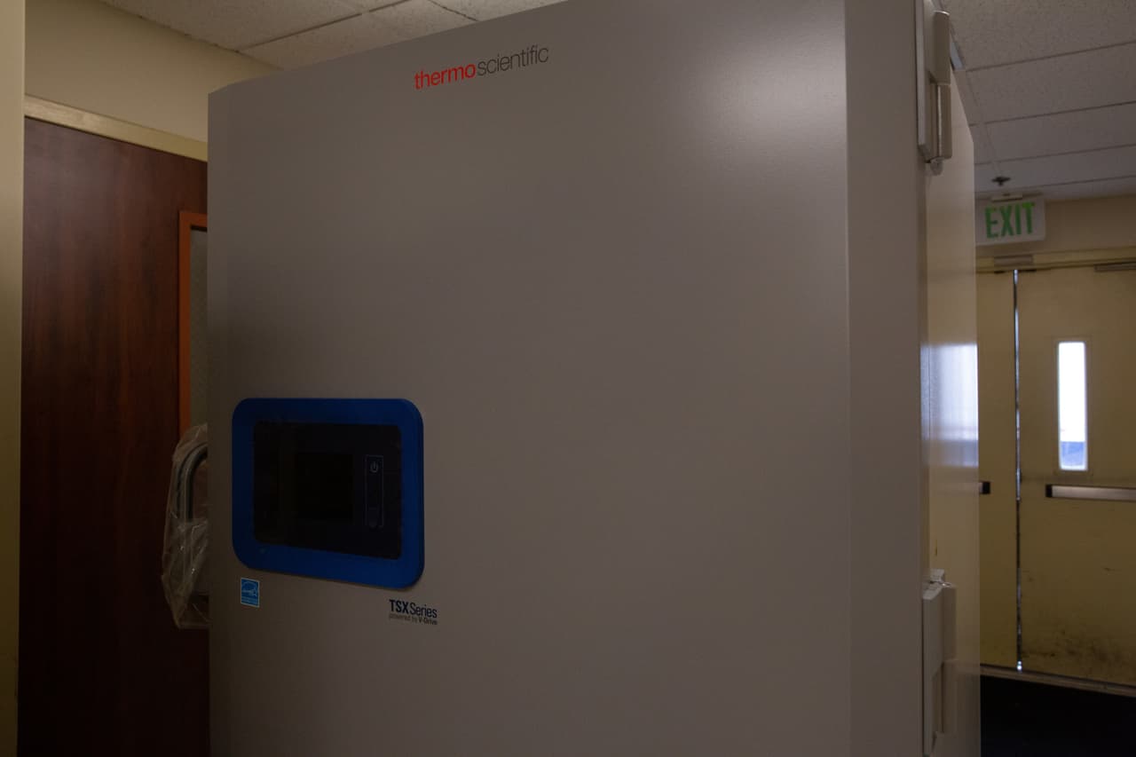 Los congeladores para la vacuna contra el coronavirus llegaron a un centro médico de Kaiser Permanente del Norte de California el viernes 11 de diciembre.