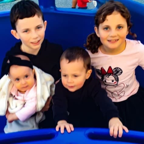 Es madre de 4 pequeños: Leandro, Michelle (hijos de Leandro Ampudia), Christian y Sélika (frutos de su actual matrimonio con el torero Christian Aparicio).