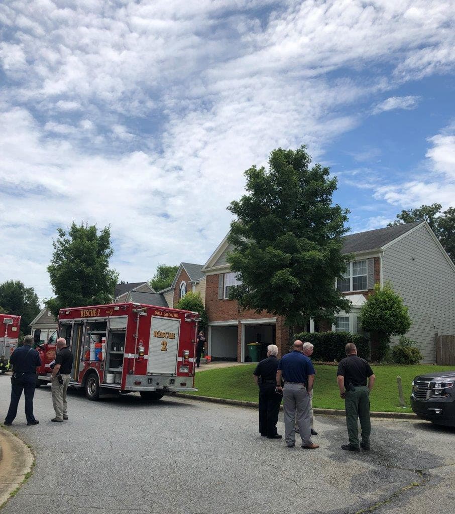 Tres personas fueron arrestadas luego de que autoridades desarticularan un laboratorio clandestino que procesaba droga este jueves por la tarde en Woodstock, Georgia.
