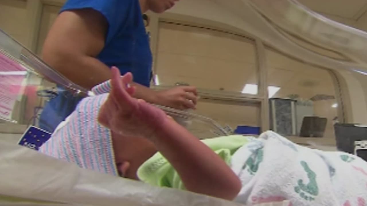 Nueva regla de DHS abre la residencia permanente a ciertos niños nacidos en EEUU