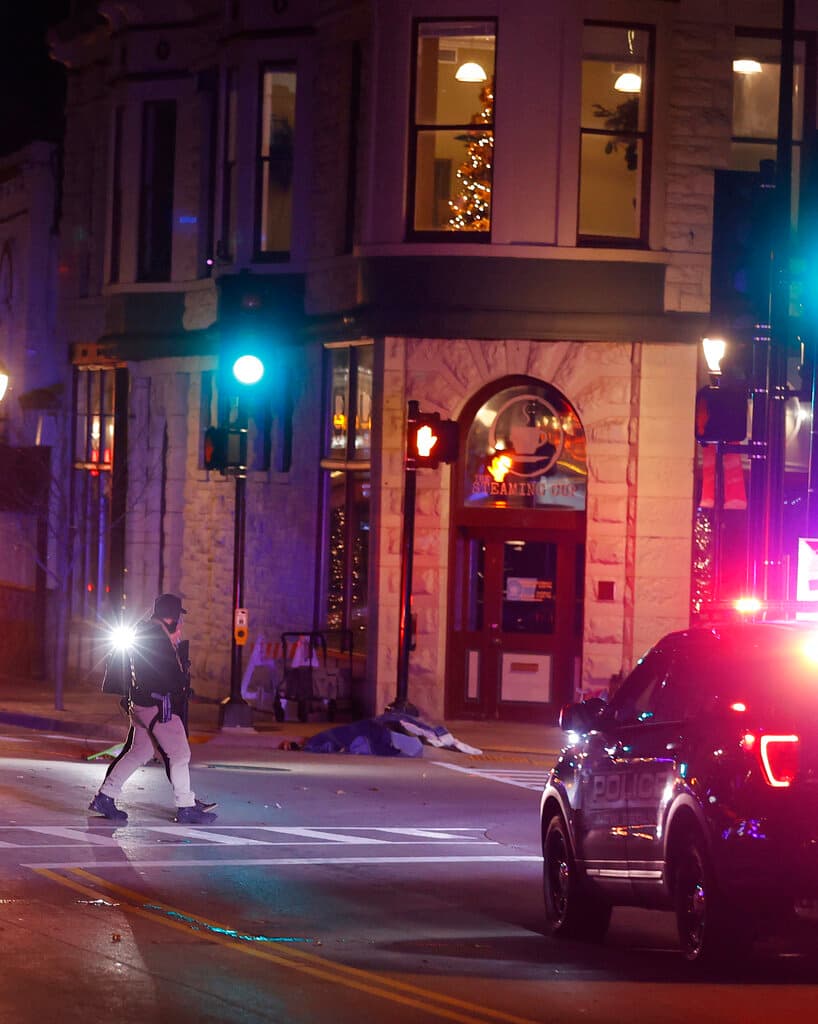 Según informó CBS,
<b>el presidente estadounidense, <a href="https://www.univision.com/temas/joe-biden">Joe Biden</a>, fue informado</b> esta tarde de la situación en Waukesha. El gobernador de Wisconsin, Tony Evers, envió un mensaje de solidaridad a esta comunidad afectada por este "acto sin sentido". El alcalde de la localidad, Shawn Reilly, visiblemente afectado dijo: "Hoy nuestra comunidad se encontró con el horror y la tragedia en lo que debía haber sido una celebración".
<br>