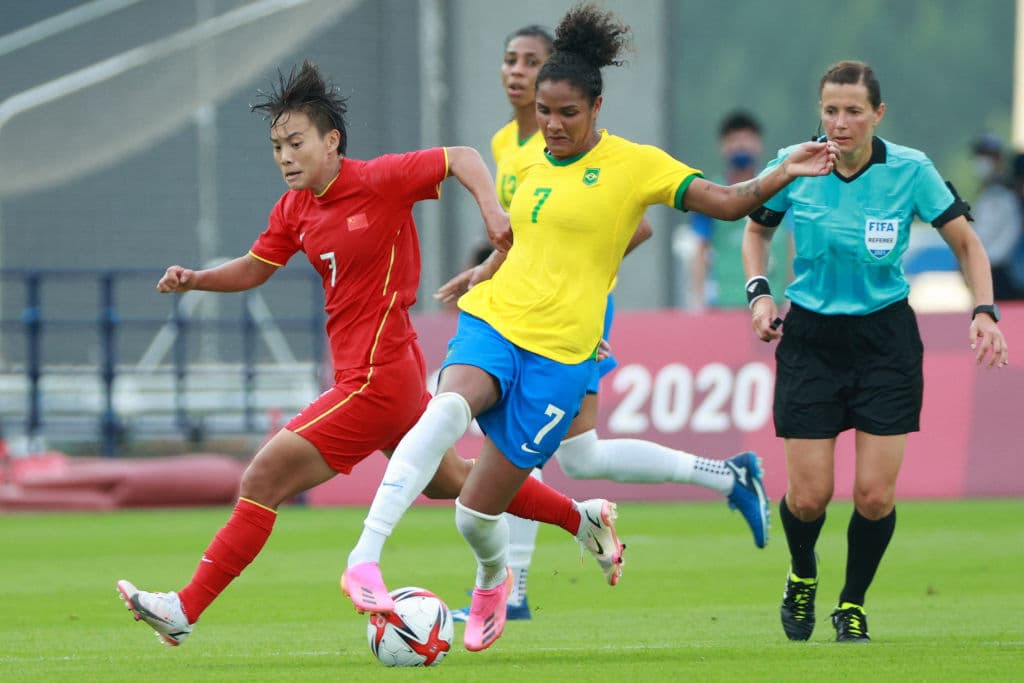 Brasil golea a China 5-0 durante la primera Jornada del futbol femenino. Martha fue la autora de dos tantos, convirtiéndose en la primera jugadora en anotar gol en cinco Juegos Olímpicos. Debinha, Alves y Beatriz sumaron para el triunfo carioca.