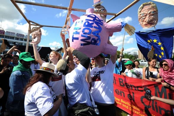 Además, impulsa el establecimiento de un fondo financiero para países en desarrollo y medidas para reducir las emisiones, adaptarse al cambio climático y reforestar los bosques.