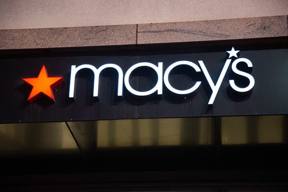 Las tiendas de Macy's estarán cerradas el Día de Acción de Gracias y canceló su famoso desfile de navidad. Los clientes podrán comprar en macys.com y a través de la aplicación móvil de Macy's, en donde la compañía garantizó "las mejores ofertas navideñas de todos los tiempos".