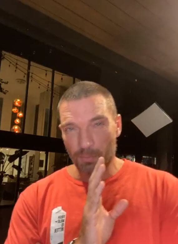 A los pocos minutos y casi al borde de la media noche del domingo, Julián Gil reaccionó ante esta nueva postura de su ex y publicó
<b><a href="https://www.instagram.com/tv/CCATK3SIZmK/?utm_source=ig_embed" target="_blank">un video </a></b>en Instagram de alrededor de 20 minutos.
<br>