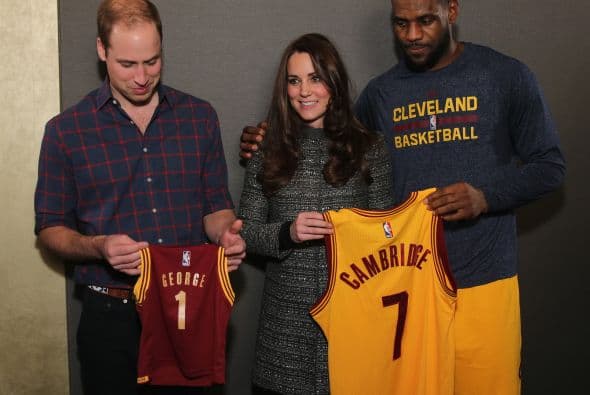 Lebron James fue el primero en formarse para su foto del recuerdo.
