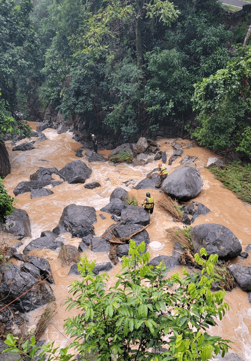 Desde la tarde del sábado 8 de octubre, cuando pasadas las 4:00 se reportó la emergencia, unos 50 rescatistas se sumaron al operativo que se extendió hasta este miércoles 12.