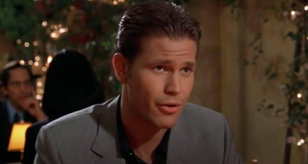 <b>Matthew Davis</b>
<br>Warner Huntington III es el engreído y egoísta novio de Elle, quien la deja en un restaurante debido a que consideraba que no tenía la suficiente inteligencia como para ser su esposa.
<br>