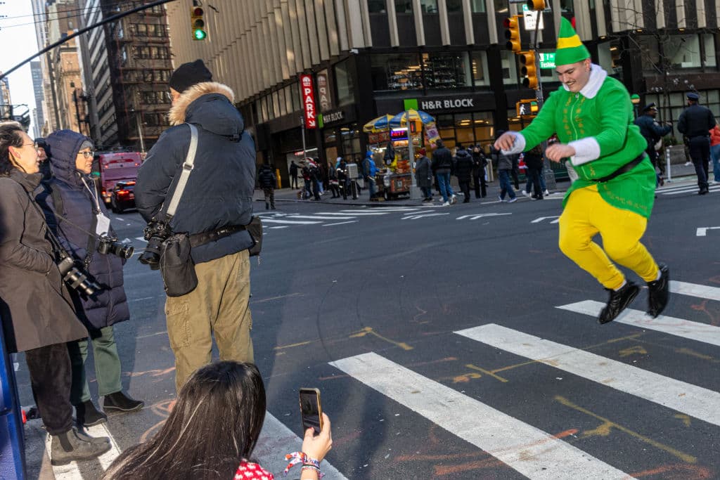 Nadie está obligado a consumir alcohol durante el SantaCon. Las personas que solo quieran disfrazarse y disfrutar de la celebración, también son bienvenidas.